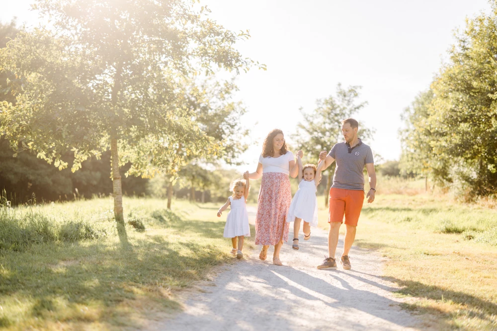 bonheur nature enfant se tenir la main marron